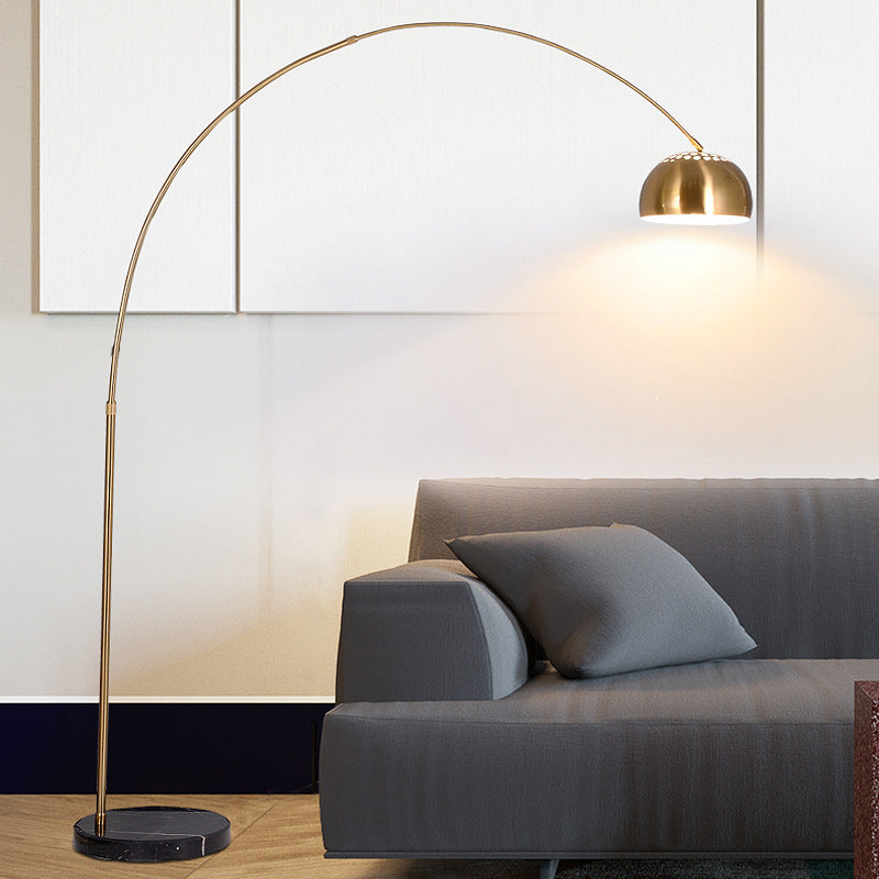 Bogenfußlampe mit verstellbarer Höhe und elegantem Schirm