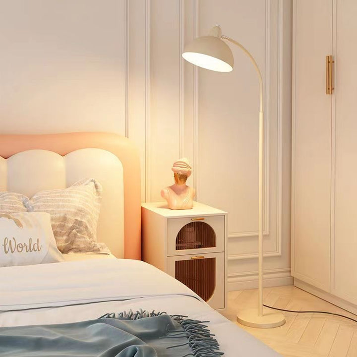 Moderne gewölbte Stehlampe mit verstellbarem Schirm
