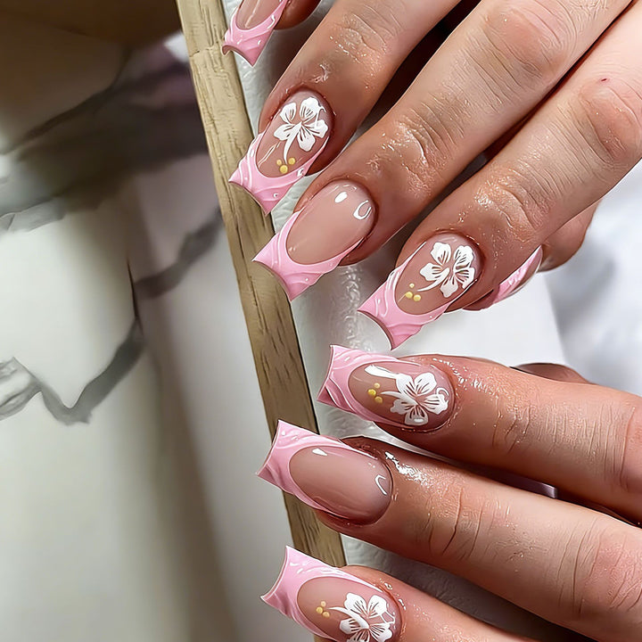 Kunstnägel mit floralen Designs und eleganter Form Karnz
