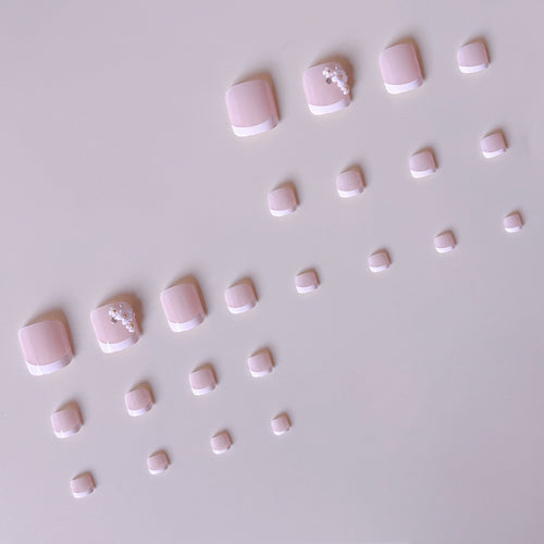 Elegante Fußnagelkunst mit filigranen 3D-Blütenverzierungen Karnz