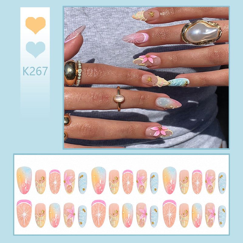 Kunstnägel mit kreativem Blumen- und Glitzerdetail Karnz
