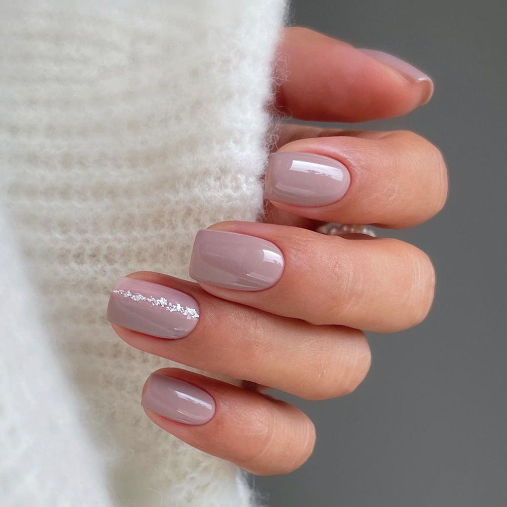 Nagelkunst mit elegantem Glitzerakzent Karnz