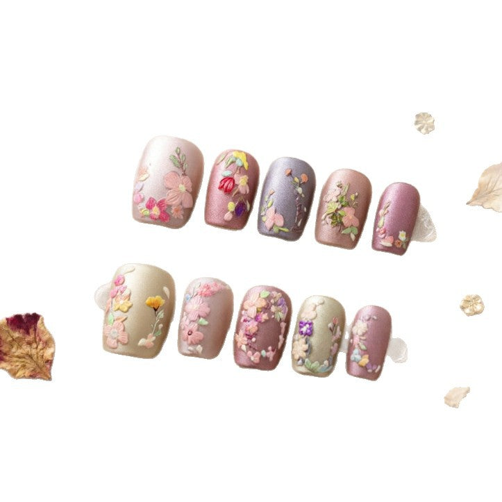 Kunstnail-Design mit Floralen Motiven Karnz