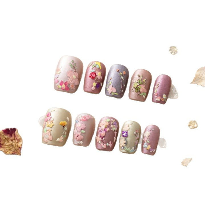 Kunstnail-Design mit Floralen Motiven Karnz