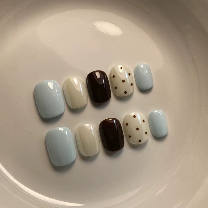 Dekoratives Press-On Nagelkunstset mit einzigartigem Punkt- und glänzendem Finish