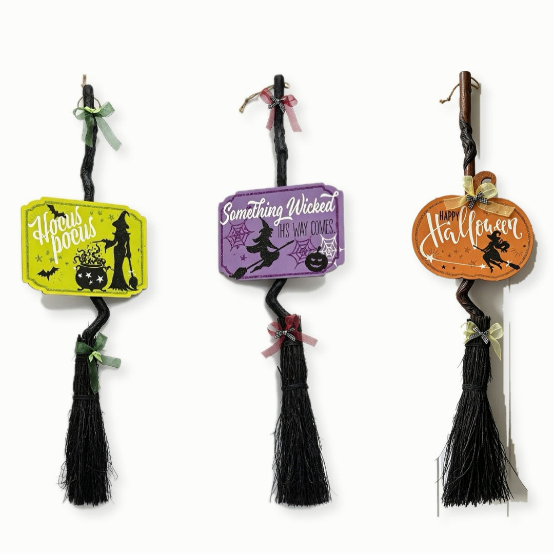Hängender Halloween-Dekobesenanhänger mit gewundenem Stiel und 'Hocus Pocus' Schild