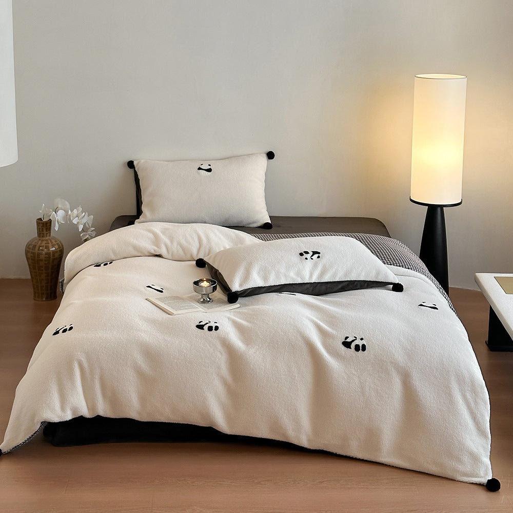 Wendbare Microfleece-Bettwäschegarnitur mit Plüschoberfläche, Pompon-Ecken und Pfotenstickerei