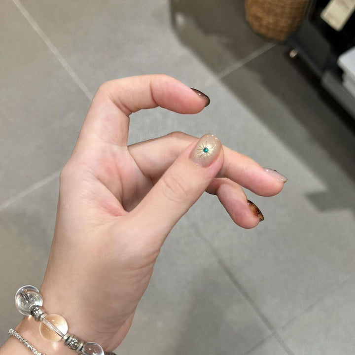 Kunstnägel mit Schimmerndem Effekt Karnz