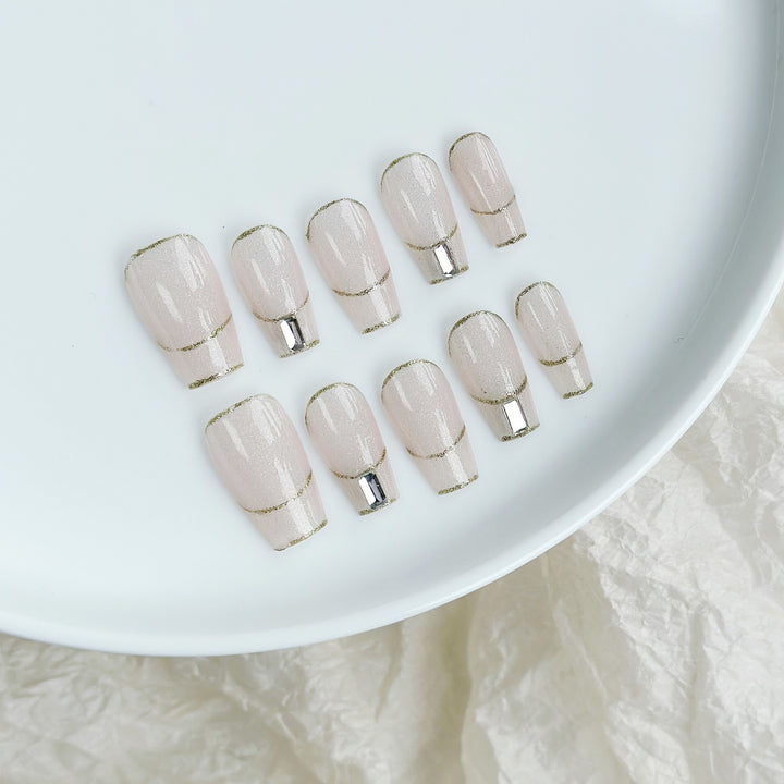Elegantes Press-On Nagelset mit metallischen Akzenten