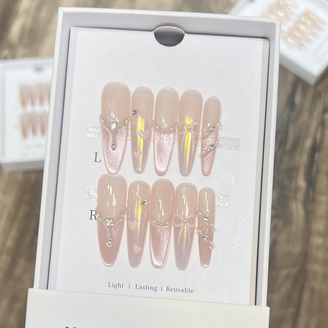 Premium dekorative Press-On Nagelset mit eleganten Edelsteindekoren Karnz