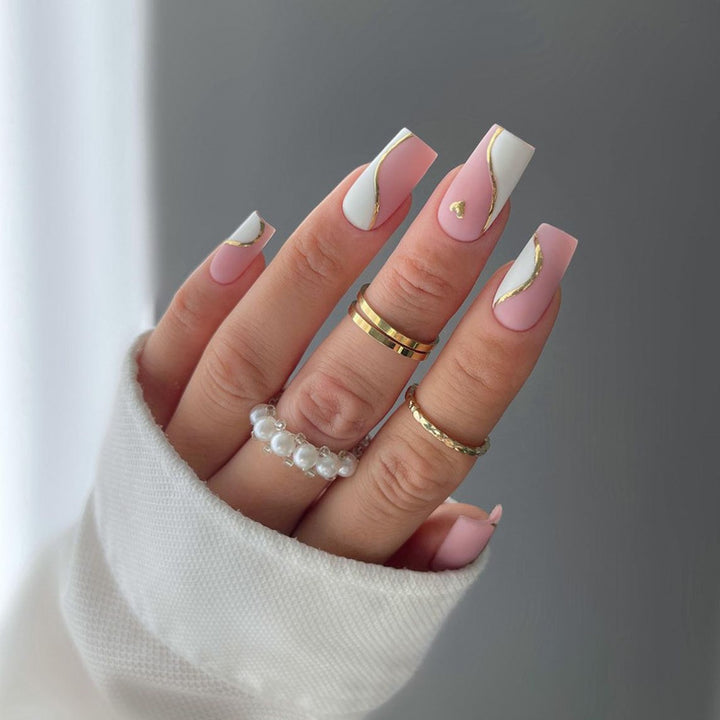 Elegante Stiletto Press-On Nagelkunst mit Strass-Akzenten Karnz