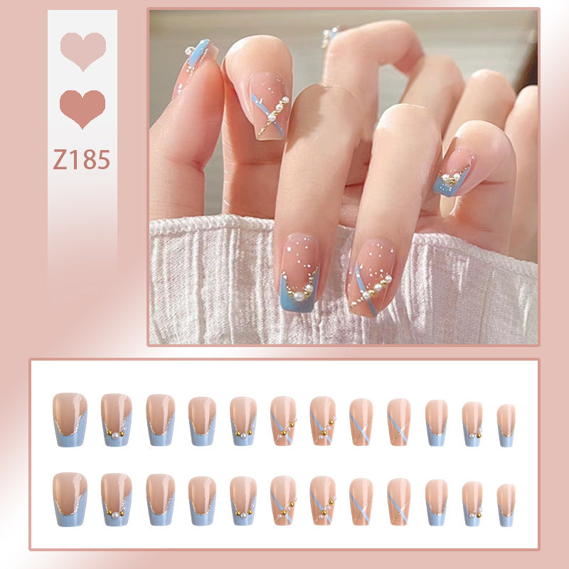 Kunstnagelset mit eleganten Glitzerverzierungen und schimmernden Akzenten Karnz