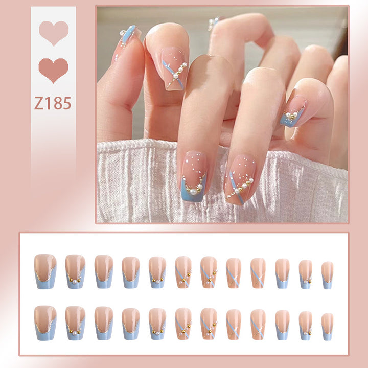 Kunstnagelset mit eleganten Glitzerverzierungen und schimmernden Akzenten Karnz