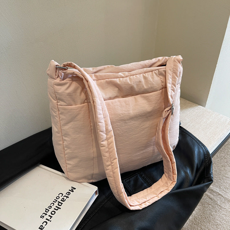 Leichte gestepfte Schultertasche