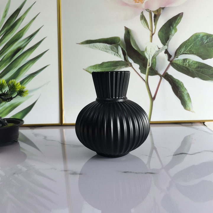 Elegante gerippte Keramikvase Karnz