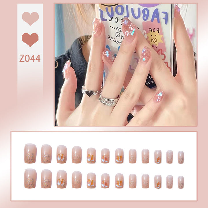 Kunstnagelset mit eleganten Glitzerverzierungen und schimmernden Akzenten Karnz