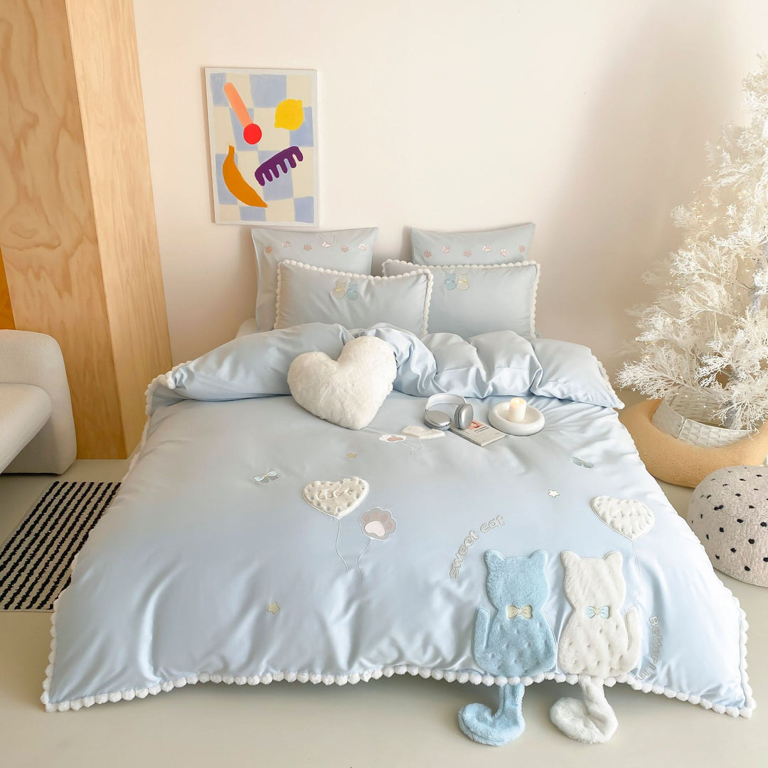 Niedliches Bettwäsche‑Set aus Feinsatin mit 3D‑Katzenapplikationen, Pompon‑Borte & Zierkissen