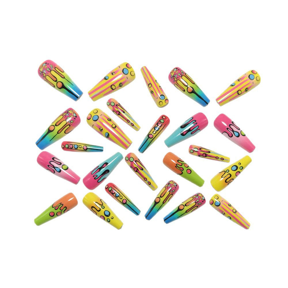 Kreative Nagelkunst mit fließendem Farbverlauf und Glitzerakzenten Karnz