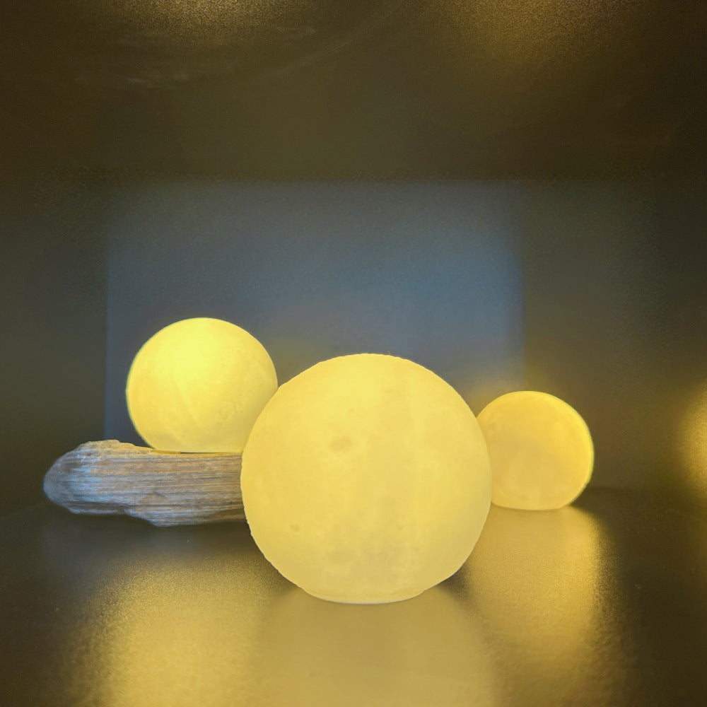 3D Lunar Texture LED Orb Nachttischlampe mit Holz-Geometrie-Ständer Karnz