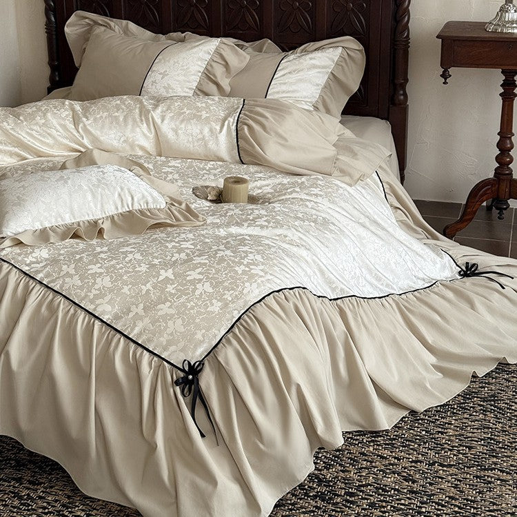 Romantische Bettgarnitur mit Volant, Jacquard-Relief und Zierband