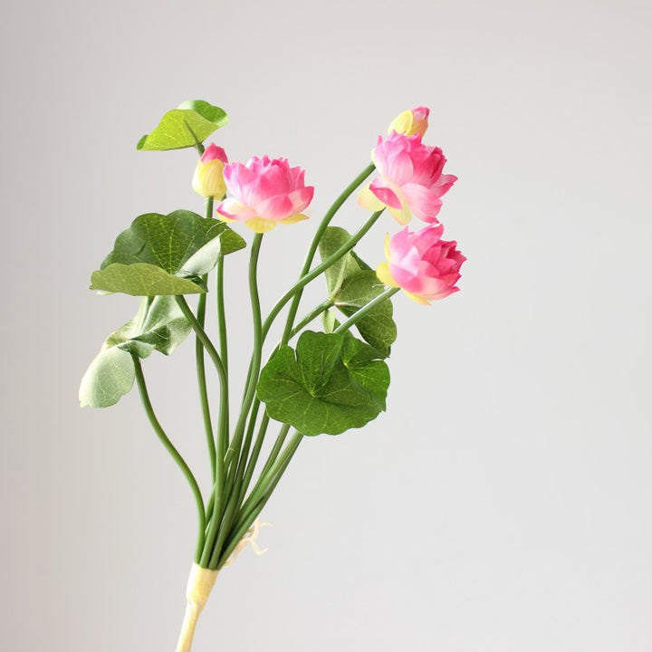 Lebensechte Pink Lotusblumenstrauß