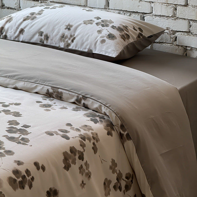 Baumwollsatin-Bettwäsche-Garnitur mit aquarelliertem Blumenprint und kontrastierter Einfassung