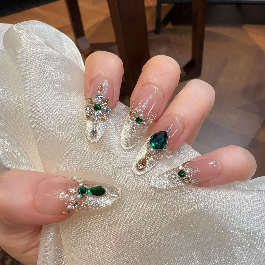 Luxuriöse mit Strass verzierte Press-On Nägel Karnz