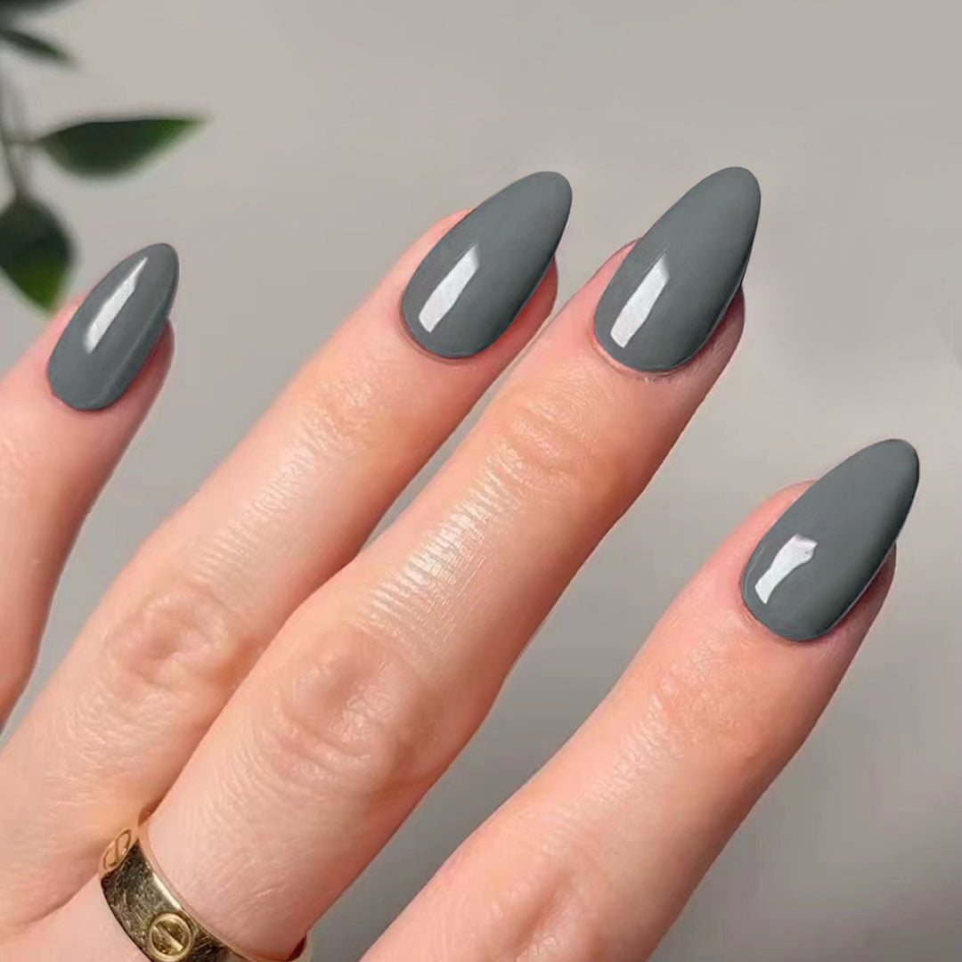 Kunstvolle Stiletto-Nägel mit elegantem Hochglanz-Finish Karnz