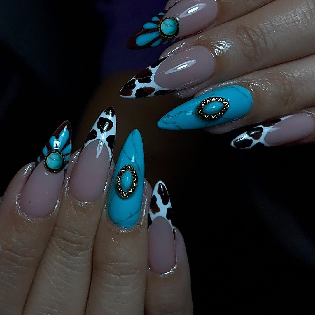 Künstlerische Stiletto-Nagelverlängerungen mit 3D-Akzenten Karnz