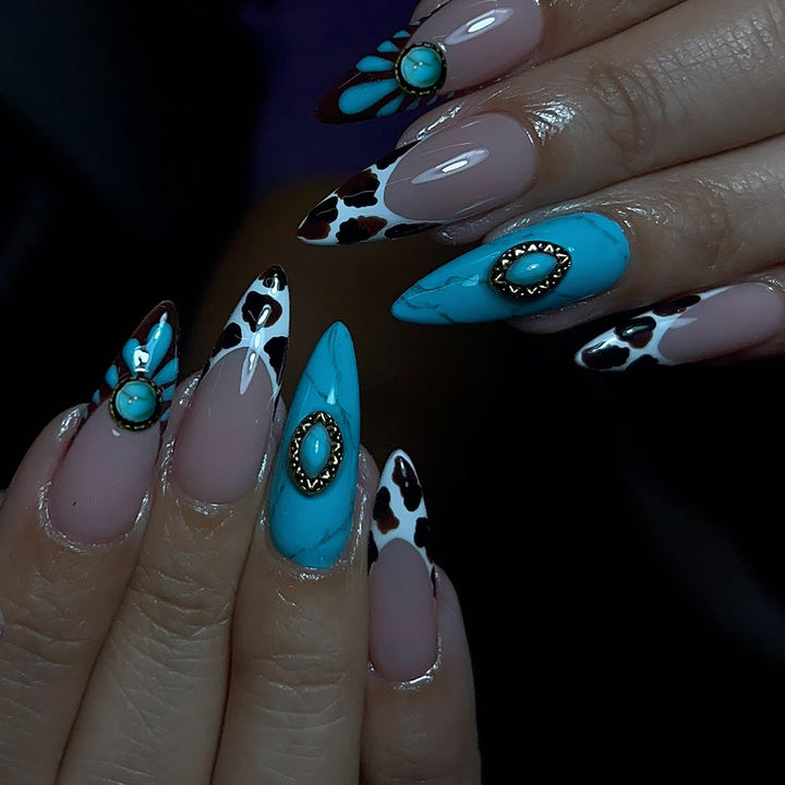 Künstlerische Stiletto-Nagelverlängerungen mit 3D-Akzenten Karnz