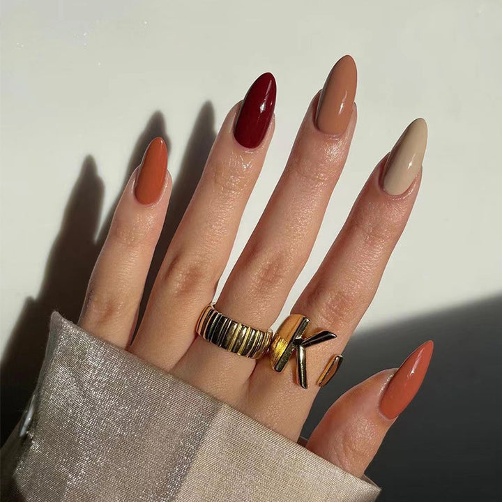 Kreative Nagelkunst mit schicker Stiletto-Form Karnz