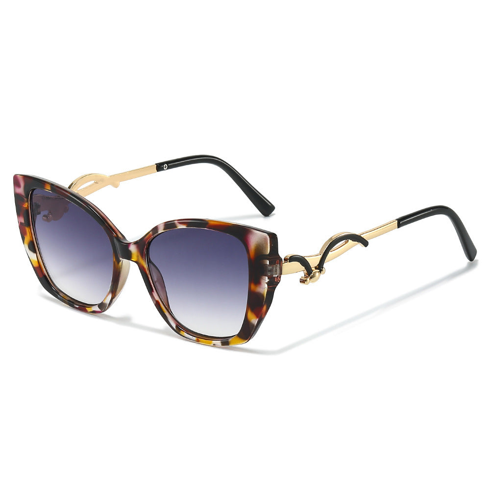 Übergroße Geometrische Katzenaugen-Sonnenbrille mit goldenen Akzenten Karnz