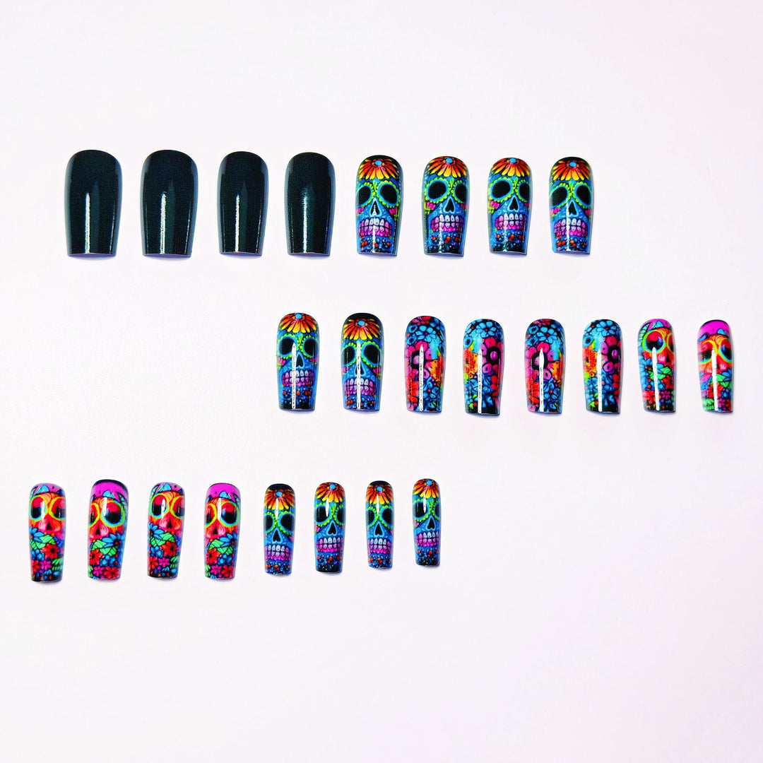 Kunstnagelset mit Lebhaftem Totenschädel-Design Karnz