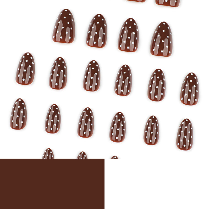 Kunstvolle Nagelkunst mit Punkten Karnz