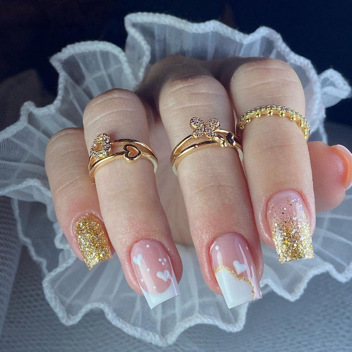 Kunstvolle Nagelverlängerungen mit elegantem Blattmuster Karnz