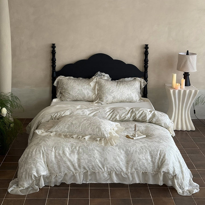 Elegantes Bettwäsche-Set aus feinem Satin-Jacquard mit zartem Blumenrelief und dekorativem Volant