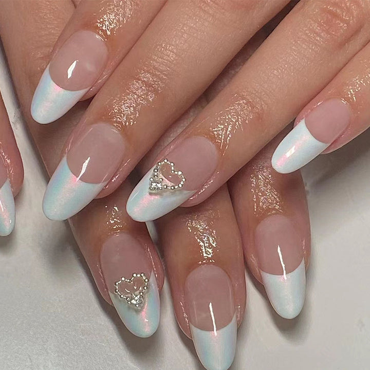 Kunstvolle Nagelverzierung mit Herzen Karnz