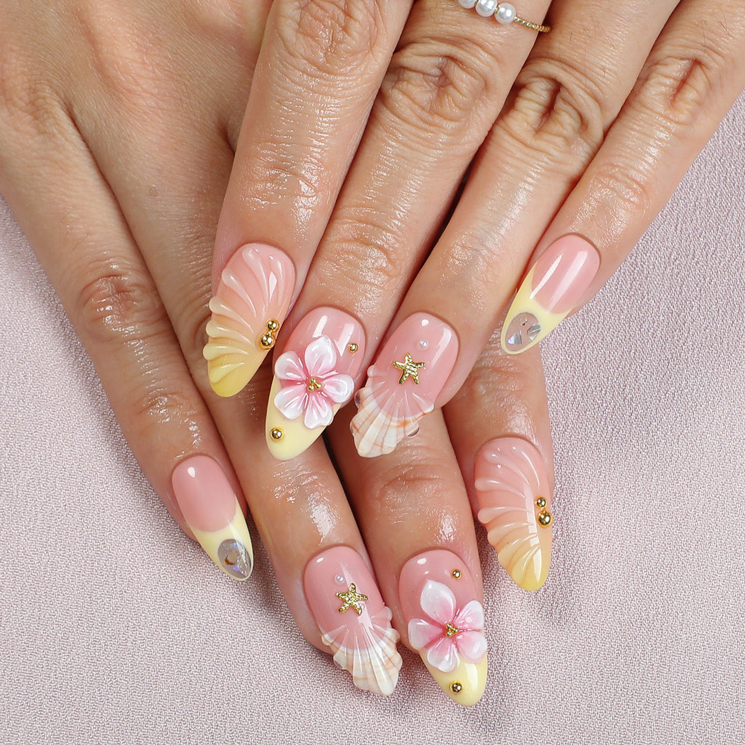Kreatives Kunstnagelset mit maritimen Motiven und eleganten Verzierungen Karnz