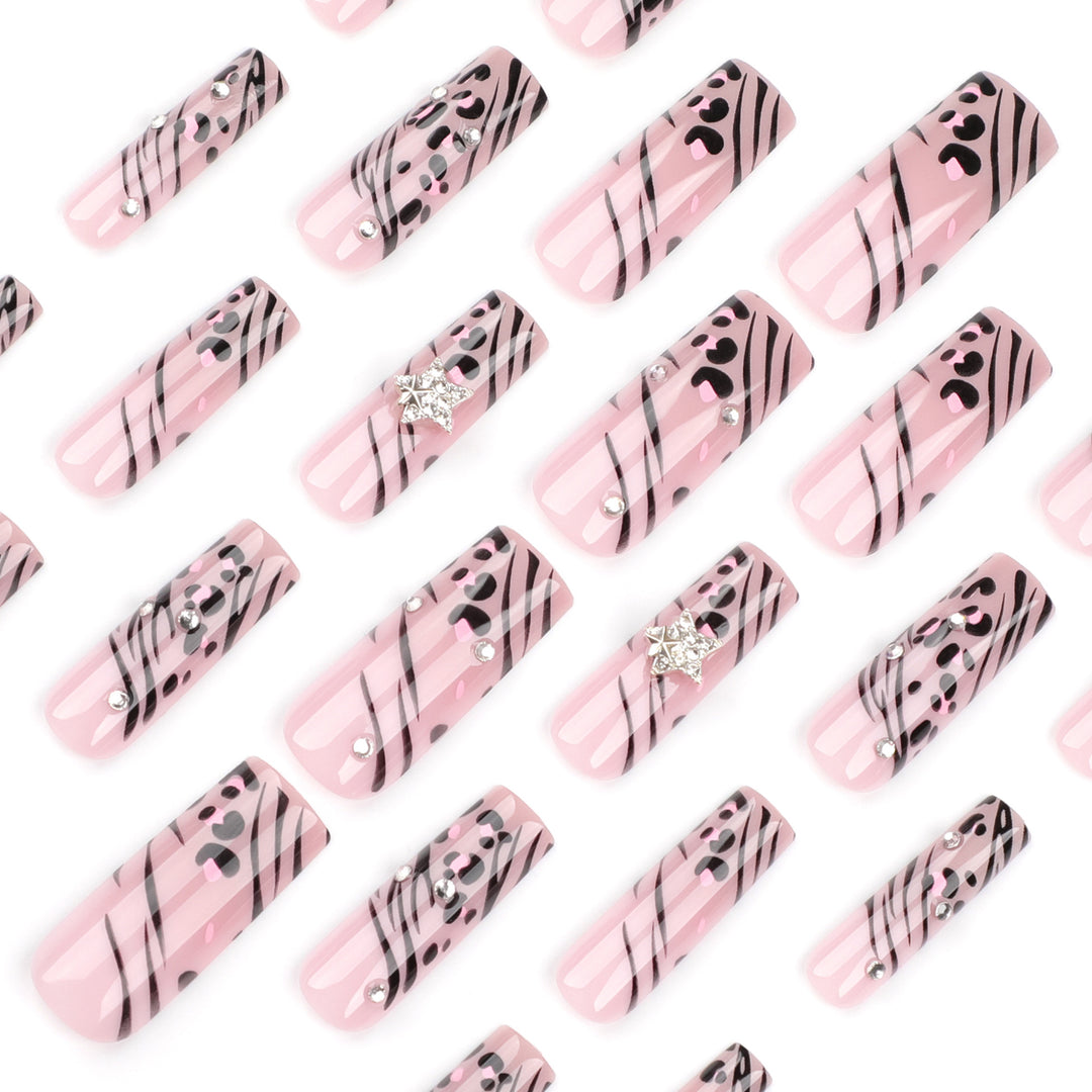 Kunstvolle Nagelkunst mit Zebramuster und Glitzerakzenten Karnz