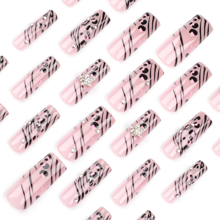 Kunstvolle Nagelkunst mit Zebramuster und Glitzerakzenten Karnz