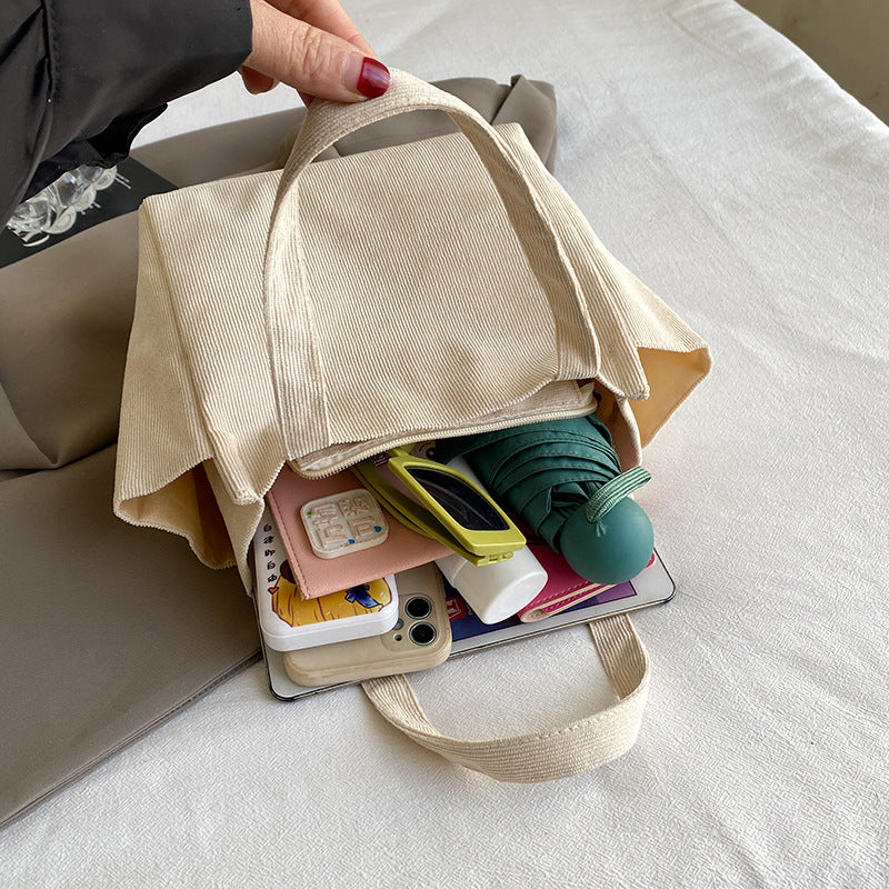 Texturierte Cordura-Tote-Tasche mit niedlichem Plüsch-Anhänger