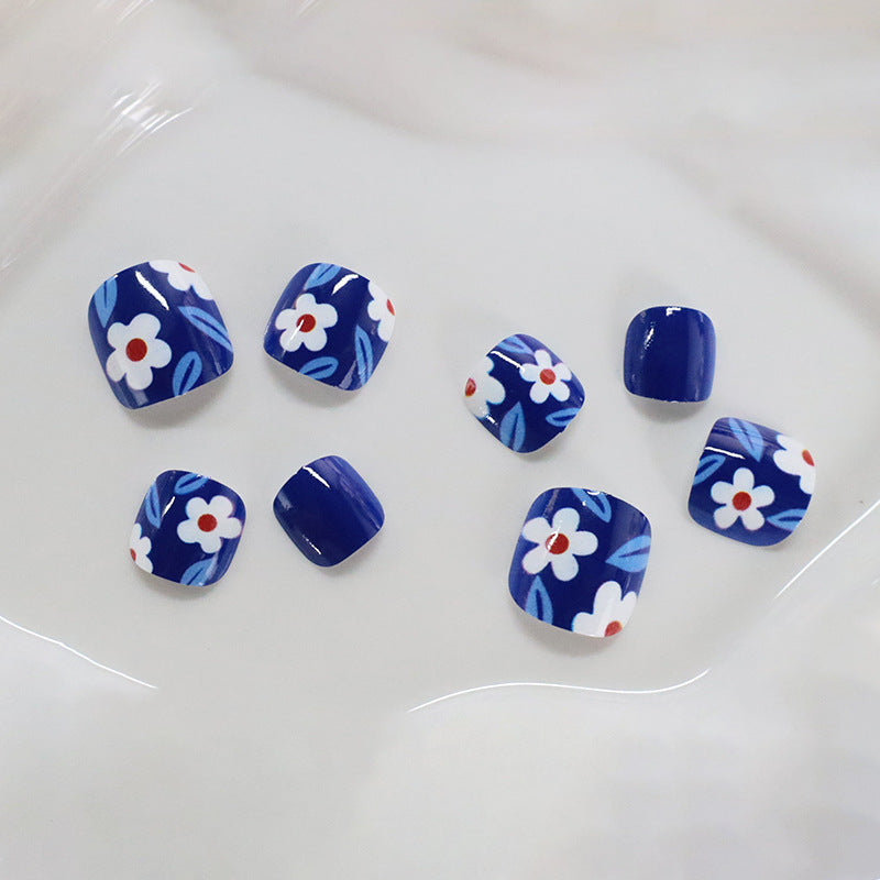 Dekoratives Blumennageldesign Karnz