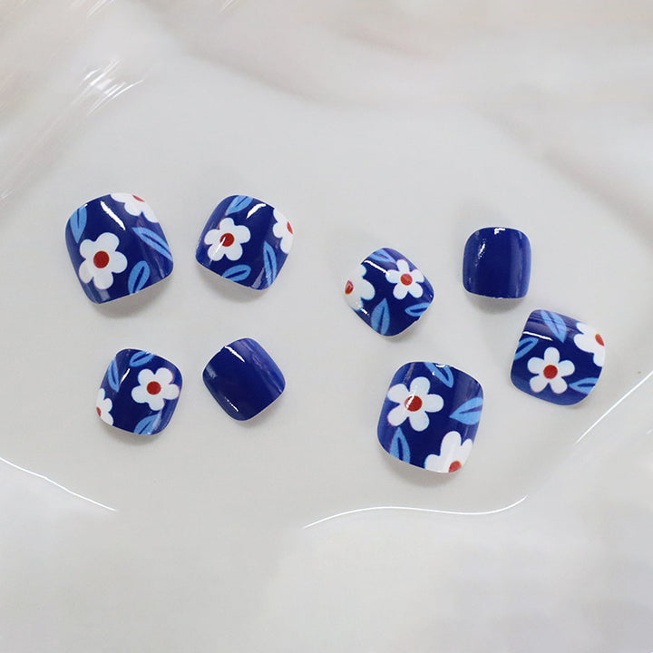 Dekoratives Blumennageldesign Karnz