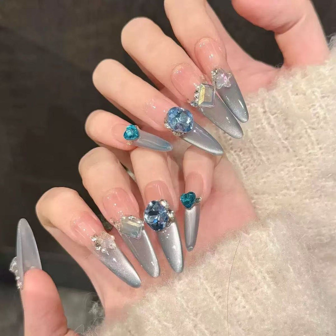 Kunstnagelset mit eleganten Spitzen und glamourösen Strassakzenten Karnz