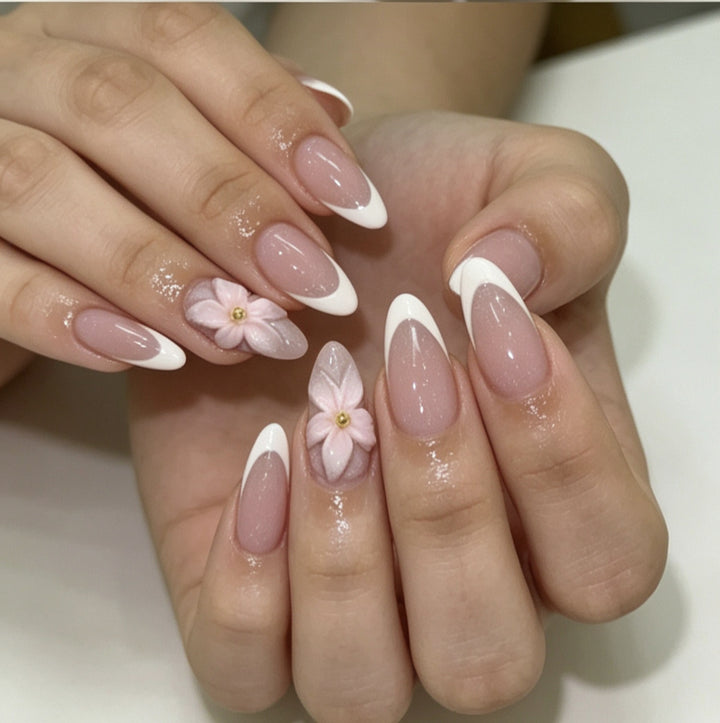 Kunstnägel mit Blumiger Verzierung und Elegantem French-Tip Karnz