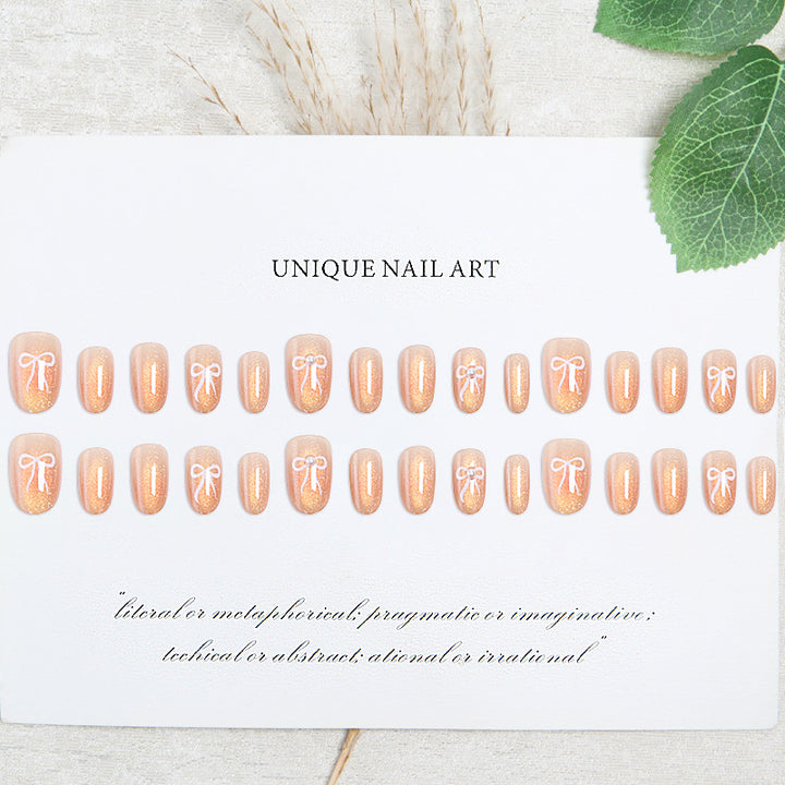 Glamouröse Kunstnagelspitzen mit Glitzerakzenten Karnz
