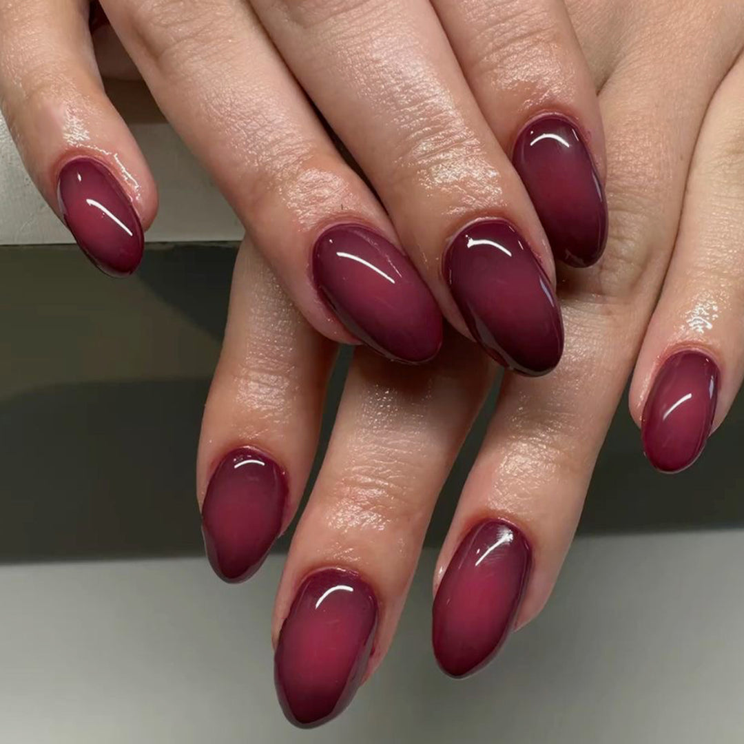 Elegante Stiletto-Nägel mit sanftem Farbverlauf Karnz