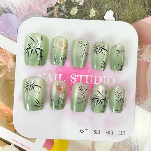 Kunstvolle Nagelspitzen mit Bambus-Motiv Karnz