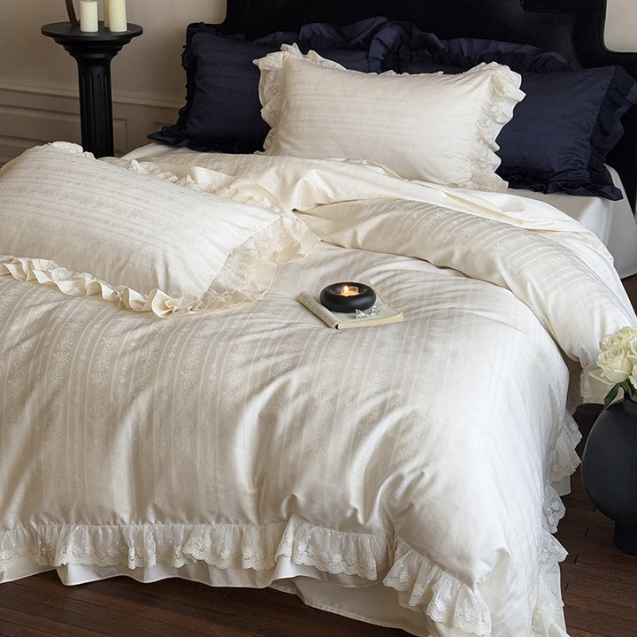 Elegantes Bettwäscheset mit Rüschenvolant, feiner Jacquardstruktur und Spitzenbesatz