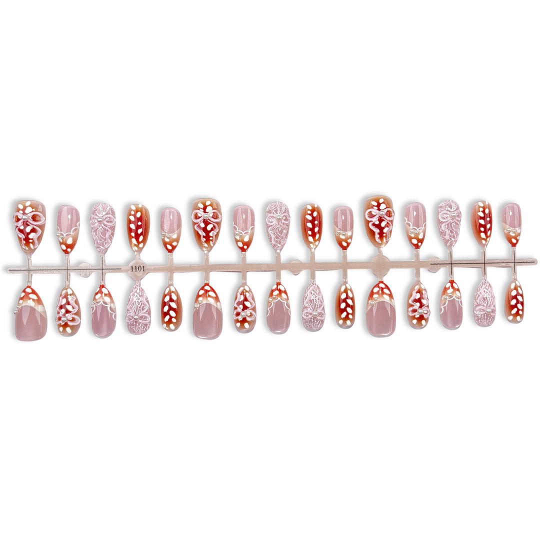 Dekoratives Press-On Nagelset mit floralen Verzierungen 1790746076